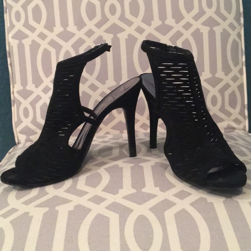 Material girl sandal style open toe booties size 9